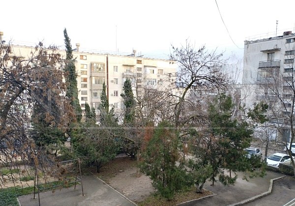1-комнатная квартира 32м2, на 2/5 этаже дома. Расположена в г. Севастополь, Ленинский район, пр-кт Генерала Острякова